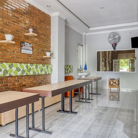 Отель Reddoorz Near Sindu Kusuma Edupark 2 Cebongan Экстерьер фото