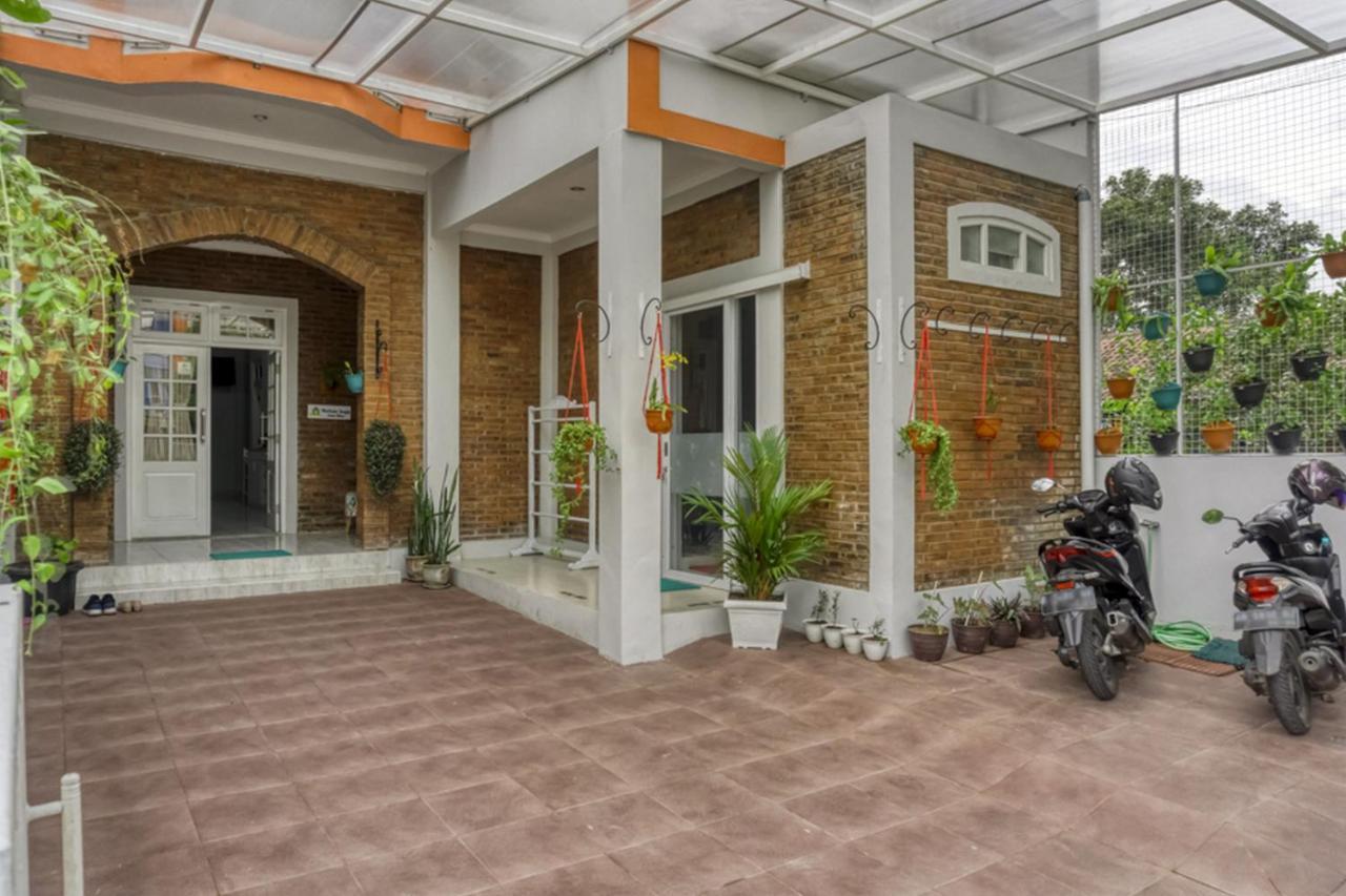 Отель Reddoorz Near Sindu Kusuma Edupark 2 Cebongan Экстерьер фото