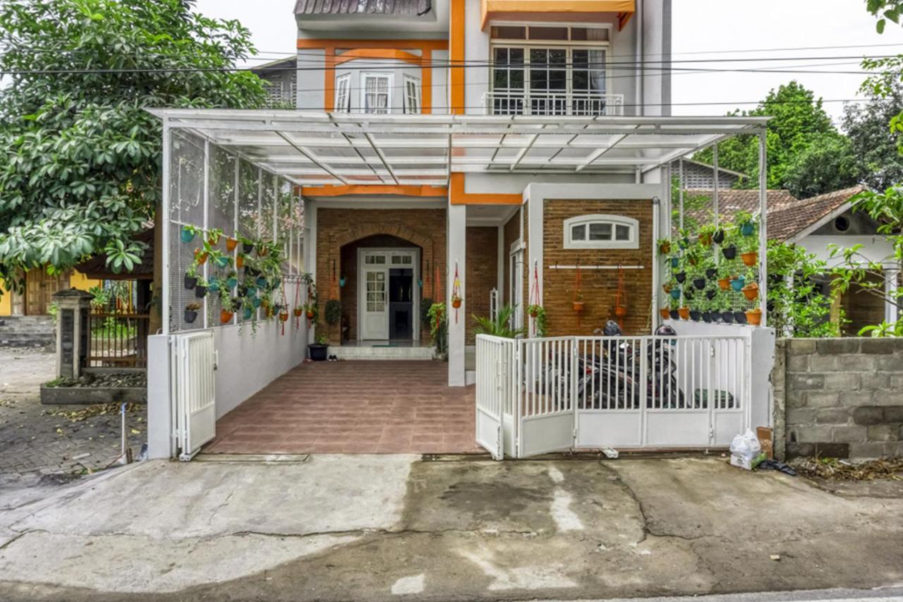 Отель Reddoorz Near Sindu Kusuma Edupark 2 Cebongan Экстерьер фото