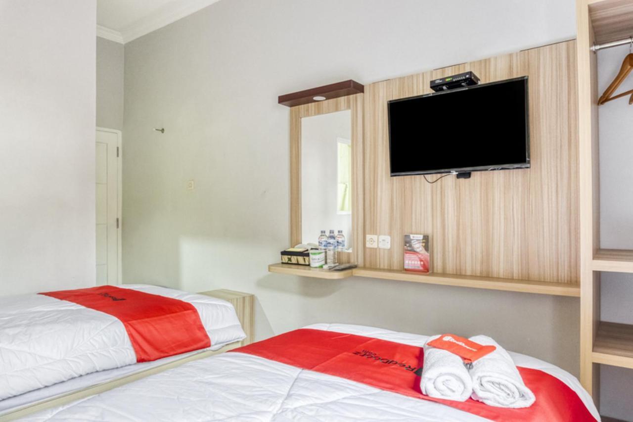 Отель Reddoorz Near Sindu Kusuma Edupark 2 Cebongan Экстерьер фото
